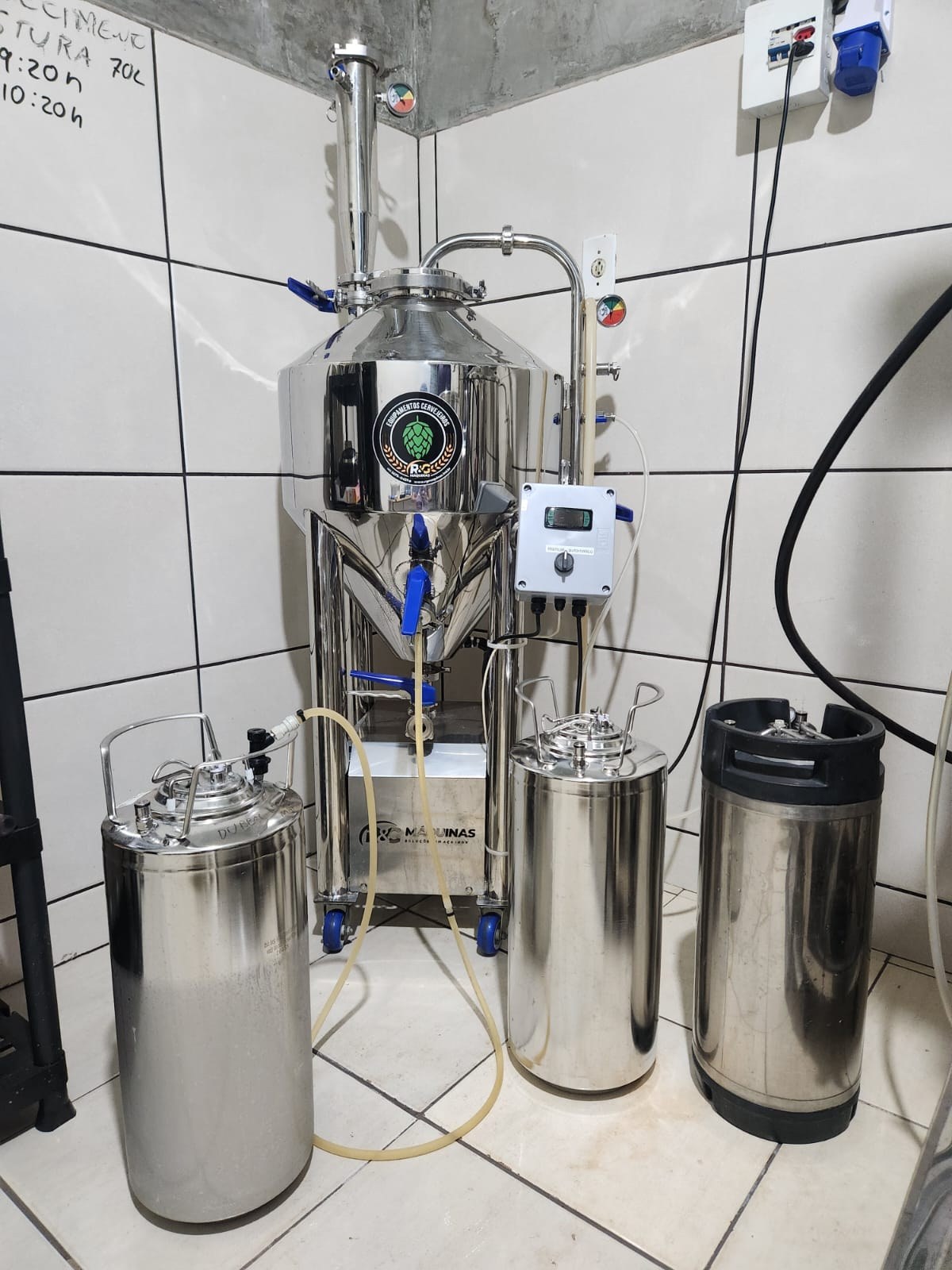 Fermentador cônico e estrutura do laboratório atual
