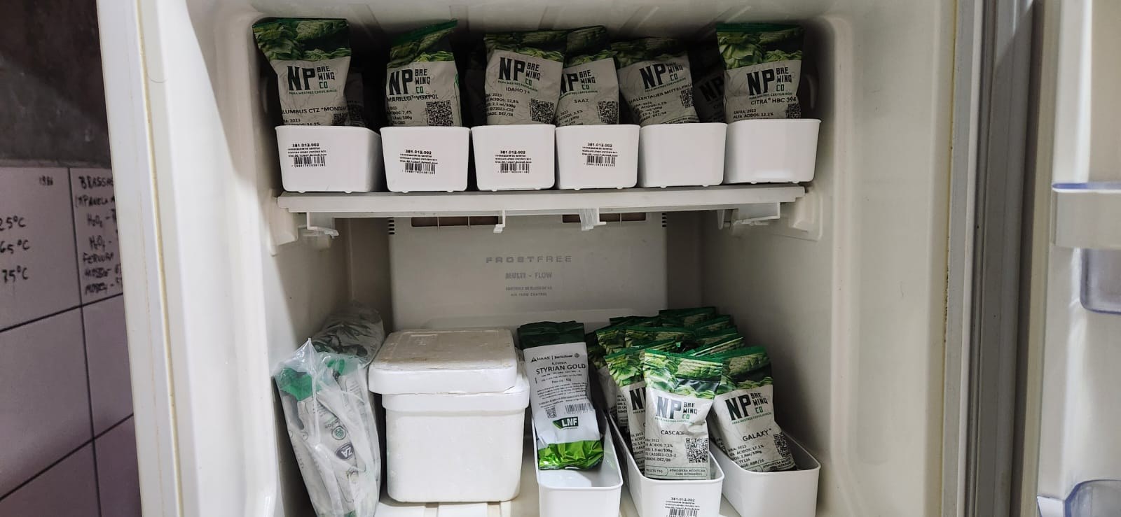 Estoque organizado de lúpulos da BREWSLAB