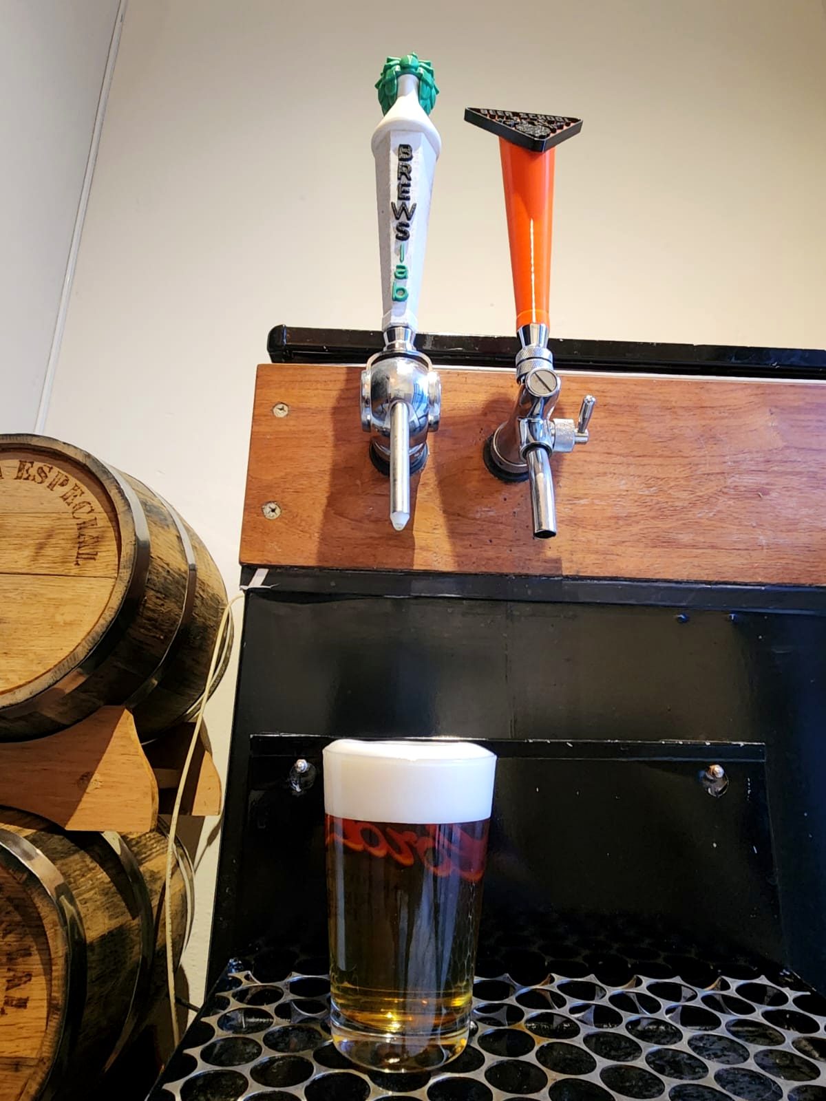 Cerveja servida na torneira durante experiência guiada